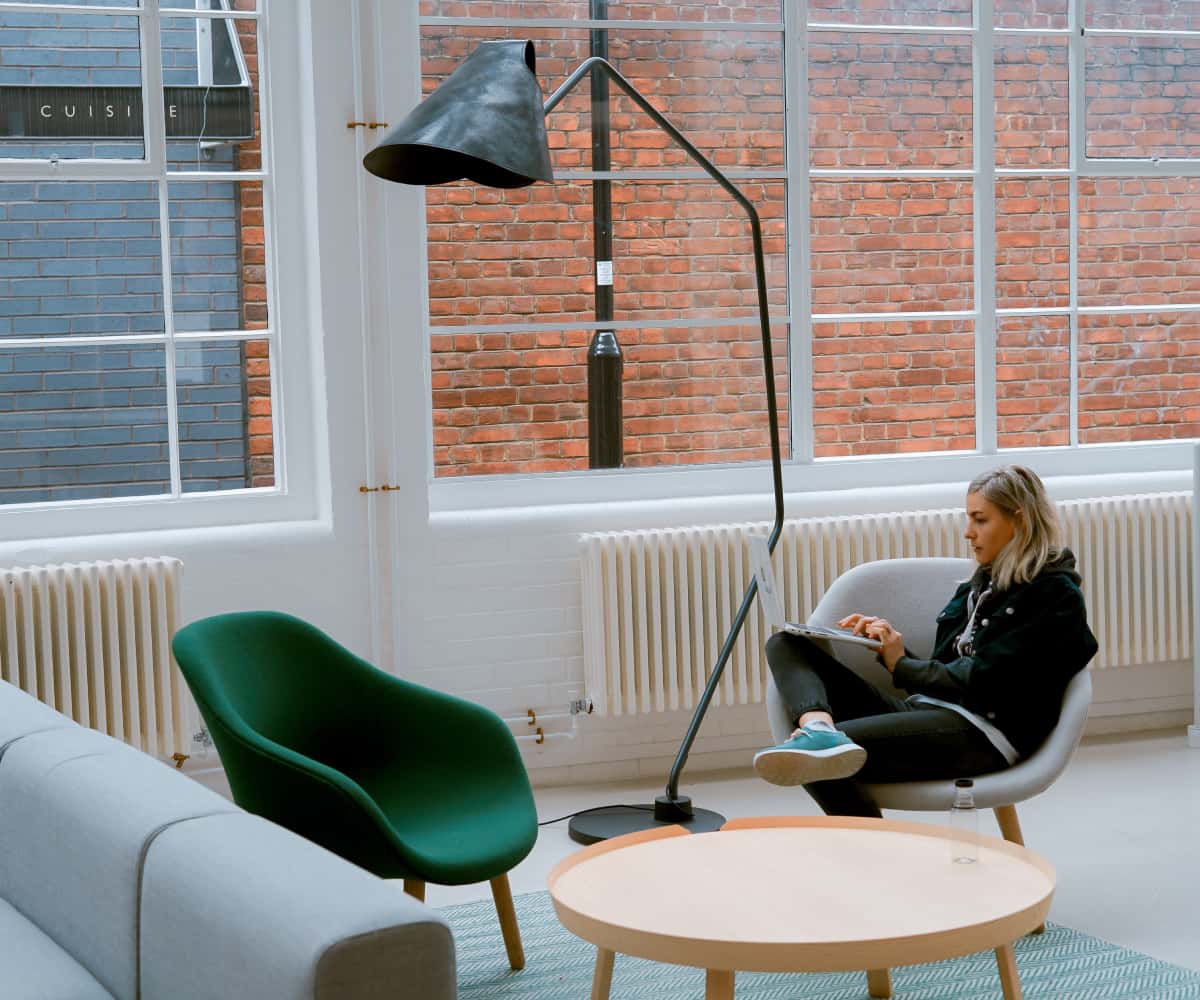 woman-sitting-office